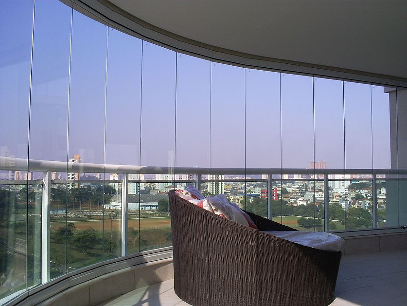 Sacada curva envidraçada em apartamento com vista panorâmica