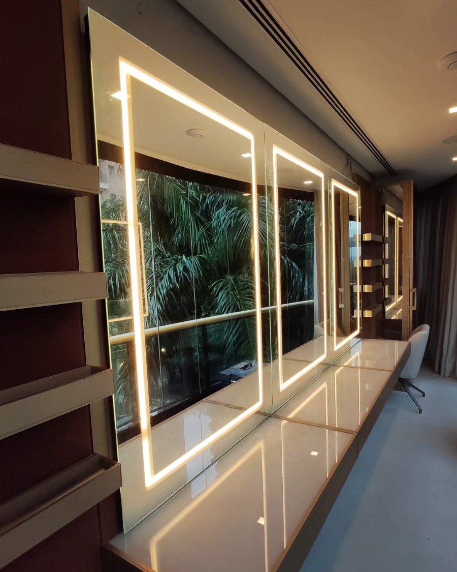 Três espelhos camarim com LED dourado sobre tampos de vidro extra-clear branco