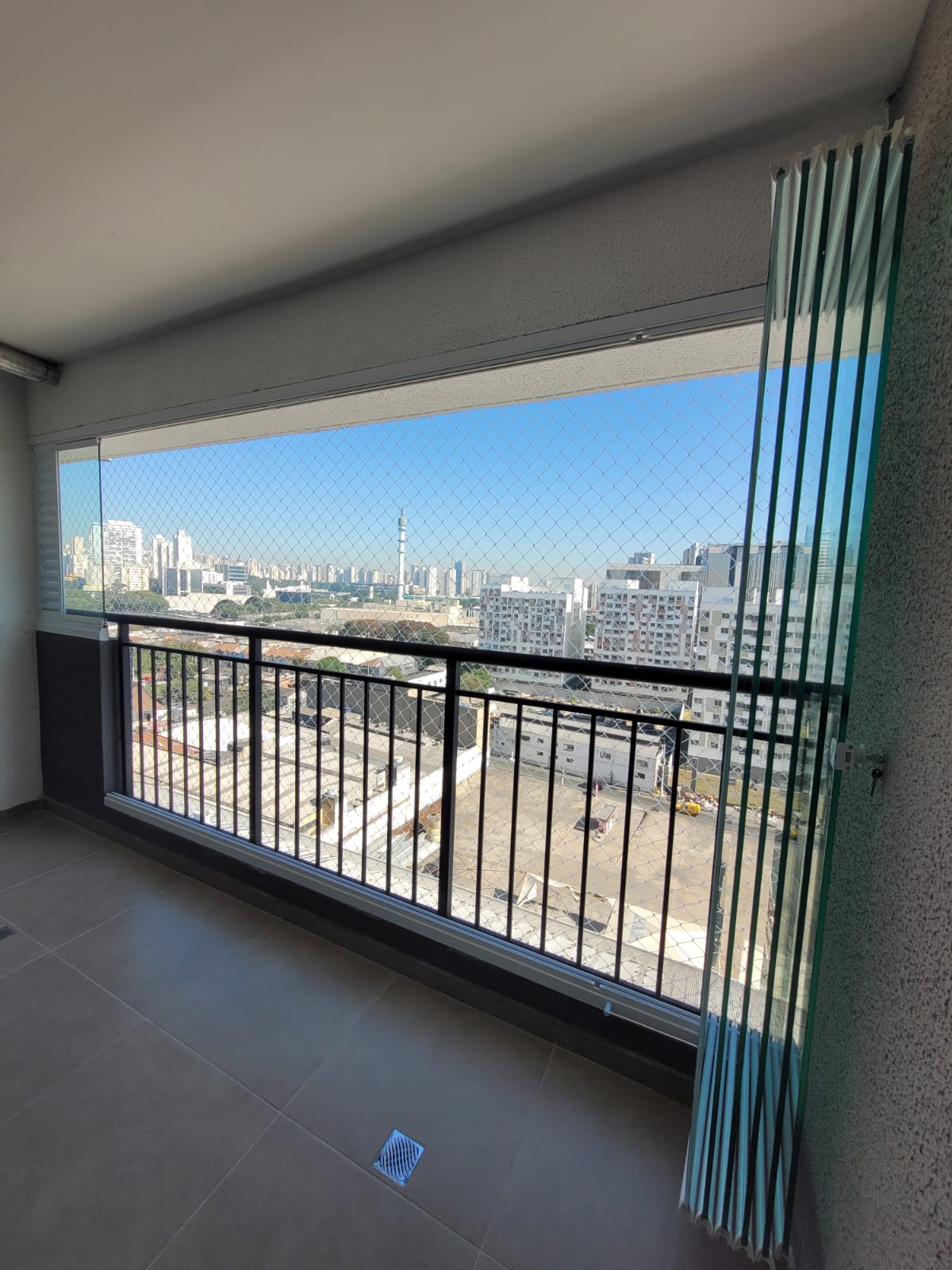 Envidraçamento retrátil recolhido com tela de proteção instalada